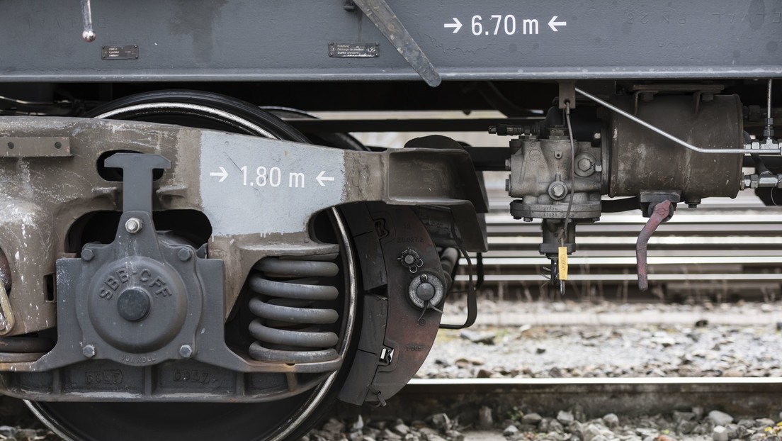 VIDEO: un policía salva a un niño de tres años de ser arrollado por un tren en Argentina
