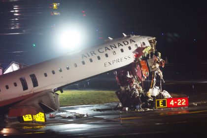 VIDEO: El momento del impacto de un avión y un camión en el aeropuerto de Nueva York