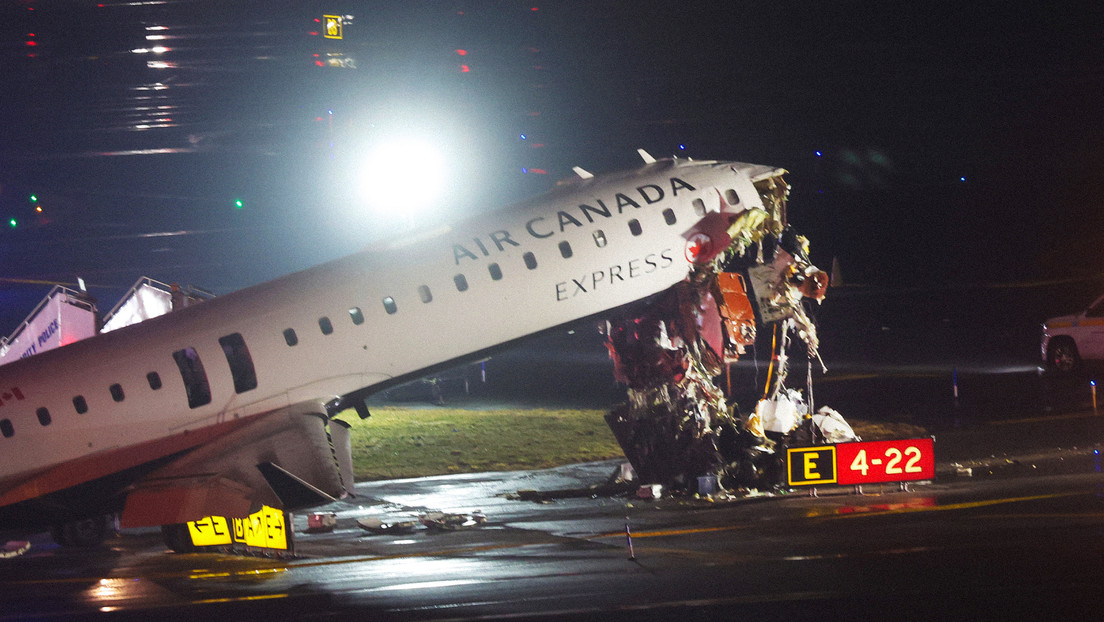VIDEO: El momento del impacto de un avión y un camión en el aeropuerto de Nueva York
