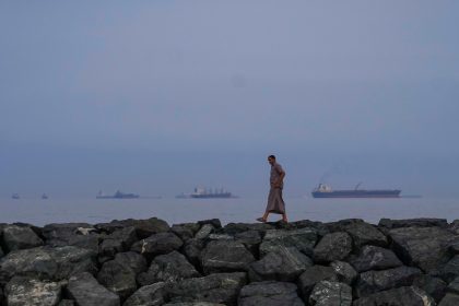 Reportan cruce "en oscuro" de un superpetrolero por el estrecho de Ormuz