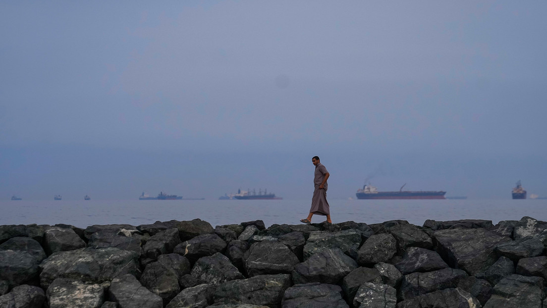 Reportan cruce "en oscuro" de un superpetrolero por el estrecho de Ormuz