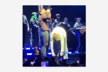 VIDEO: La extraña pose de Peso Pluma en pleno concierto que prende alarmas sobre su salud