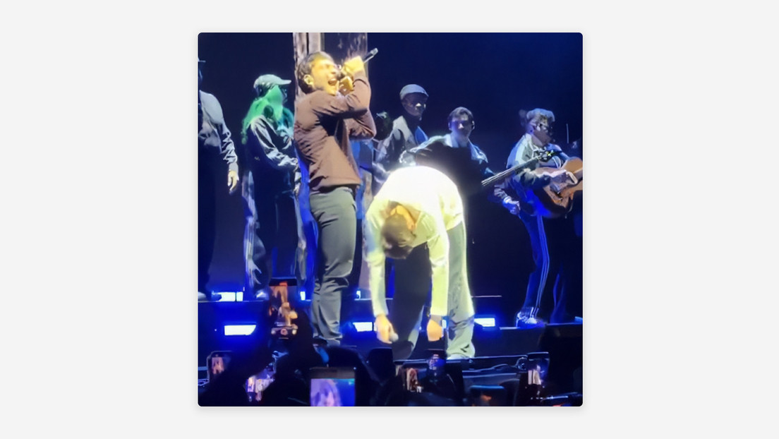 VIDEO: La extraña pose de Peso Pluma en pleno concierto que prende alarmas sobre su salud