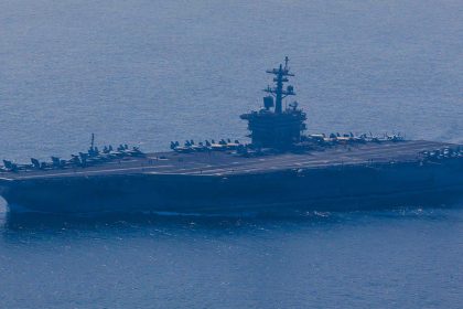 El portaaviones estadounidense USS Nimitz navega frente a la costa de México