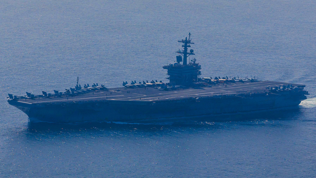El portaaviones estadounidense USS Nimitz navega frente a la costa de México