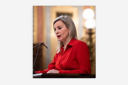 "Blancos, racistas e iluminados": Diputada española fustiga a la cúpula de la Casa Blanca