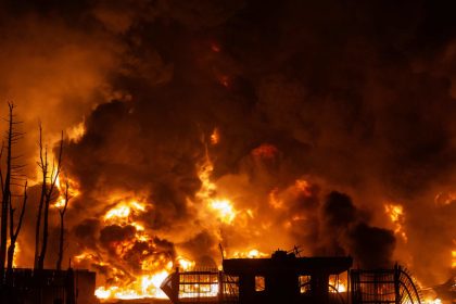 Oriente Medio al límite: ataques en curso, desconfianza total y advertencias de desastre industrial, MINUTO A MINUTO