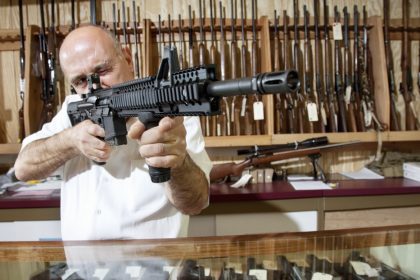 EE.UU. acusa al dueño de una armería por brindar apoyo material a dos cárteles