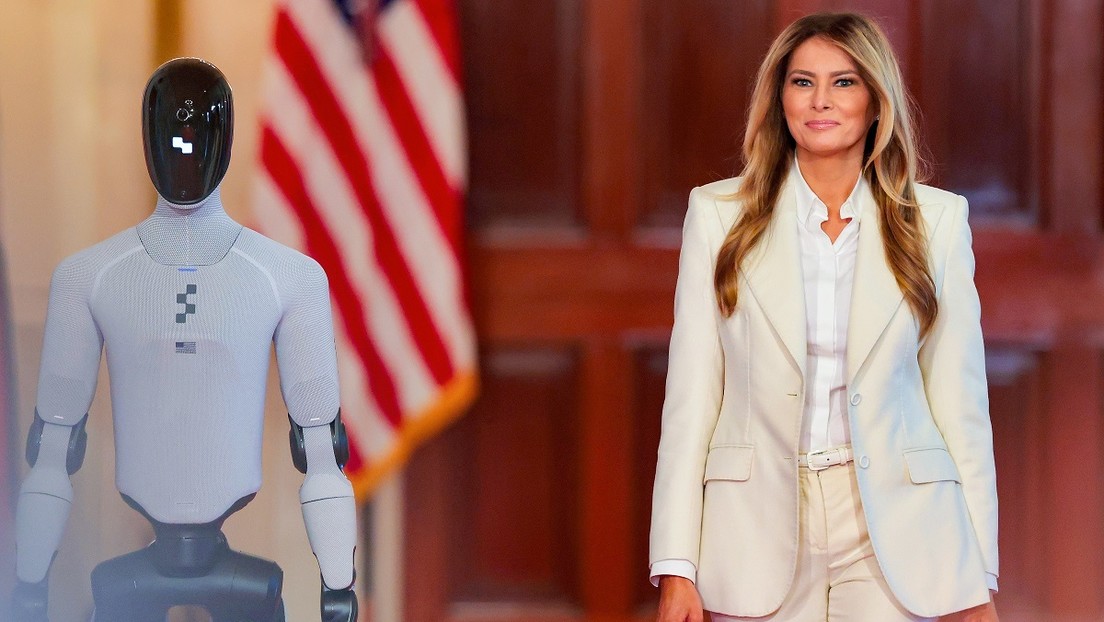 VIDEO: Melania Trump comparte la alfombra roja con un robot humanoide en la Casa Blanca