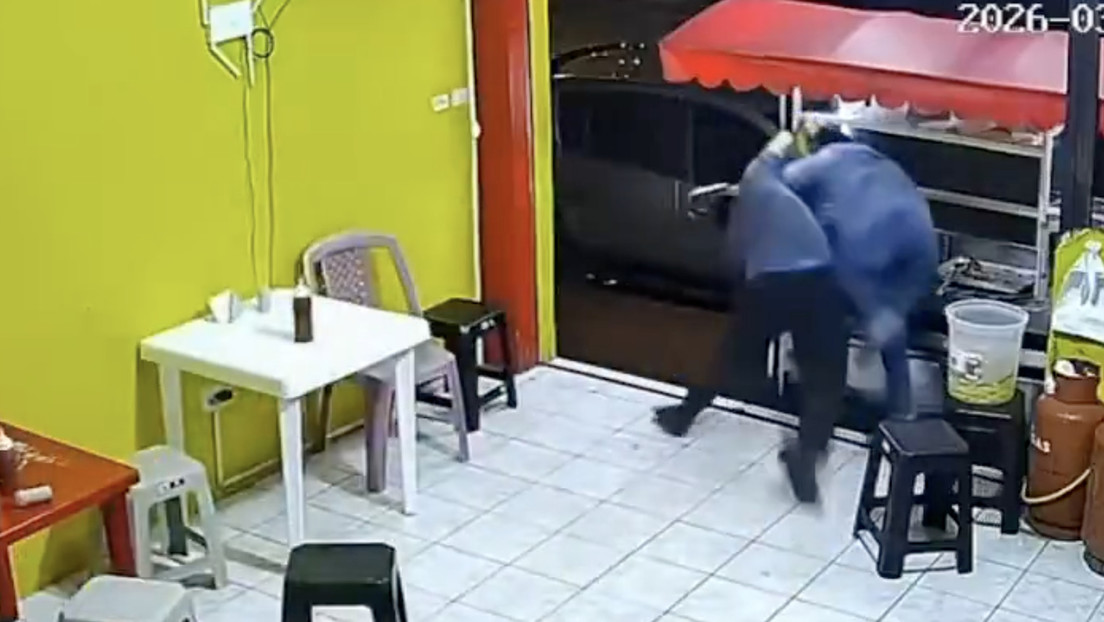 Embiste a ladrón que entra armado a su local (VIDEO)