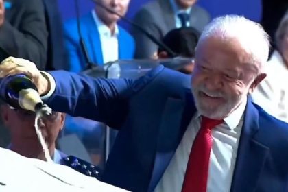 VIDEO: Lula bautiza un caza supersónico con champán para marcar el despegue de esta industria brasileña