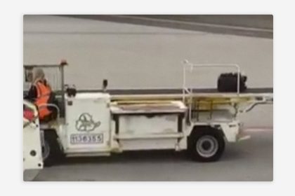 Se asoma por la ventanilla y graba cómo intentan robar su maleta antes de despegar de Madrid