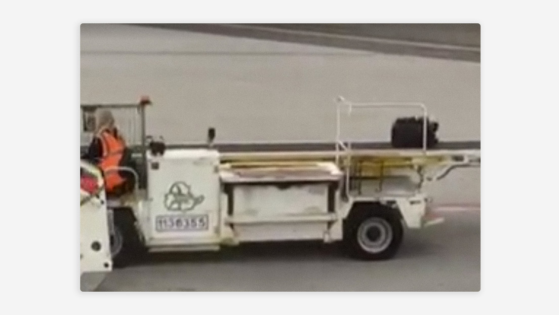 Se asoma por la ventanilla y graba cómo intentan robar su maleta antes de despegar de Madrid