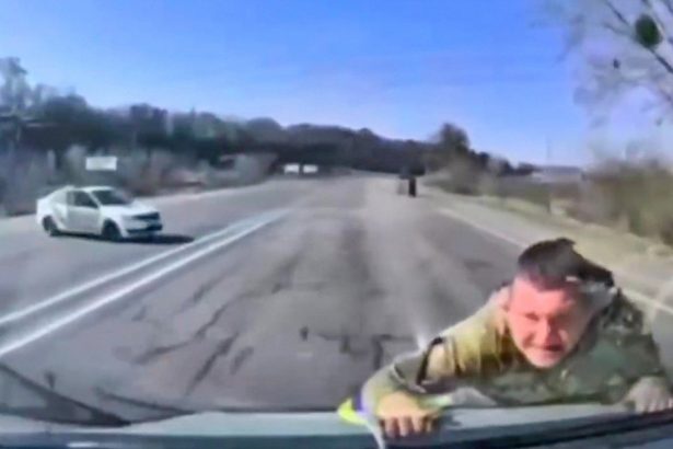 VIDEO: Conductor ucraniano huye de la movilización forzosa con un reclutador sobre el capó