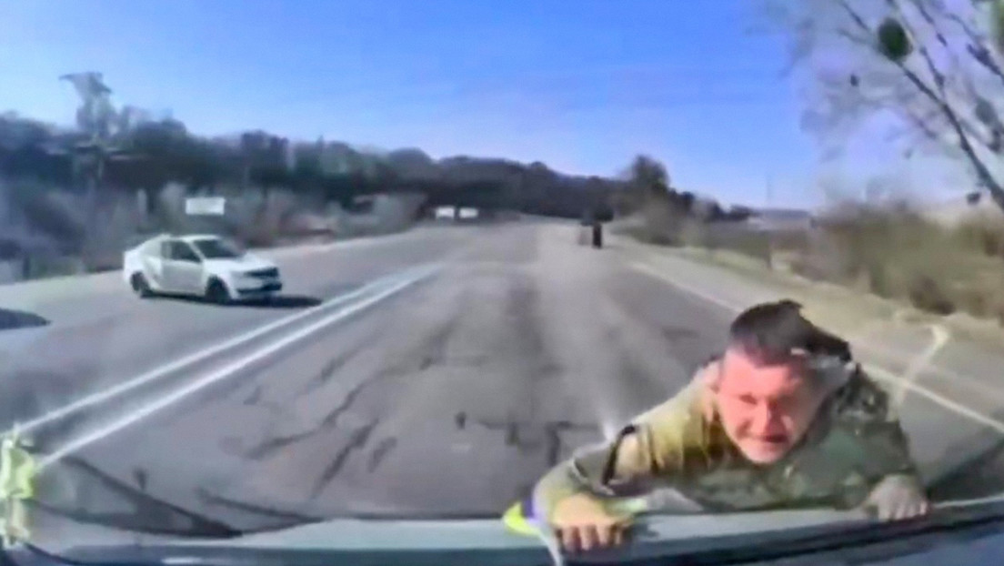 VIDEO: Conductor ucraniano huye de la movilización forzosa con un reclutador sobre el capó