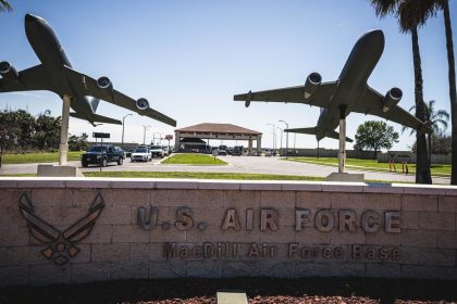 Encuentran artefacto explosivo en base aérea de Florida, sede del Comando Central de EE.UU.
