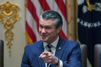 Presidente del Parlamento iraní responde con un meme a confusión de Hegseth con alcance de misiles