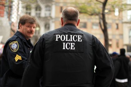 Mujer contrata a trabajadores migrantes y luego llama al ICE para que los deporten (VIDEO)