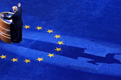 "Entrará en una nueva era oscura": Europa se somete al ultimátum del gas y refuerza su dependencia de EE.UU.