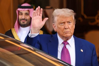 "No pensaba que terminaría besándome el culo": Trump dedica un mensaje al príncipe heredero saudí
