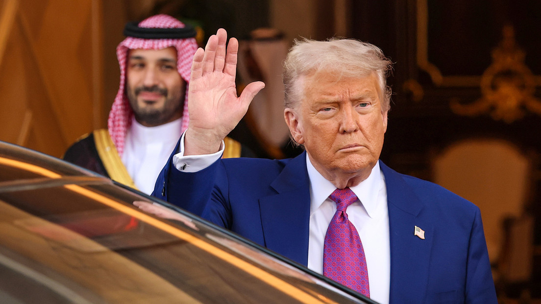 "No pensaba que terminaría besándome el culo": Trump dedica un mensaje al príncipe heredero saudí