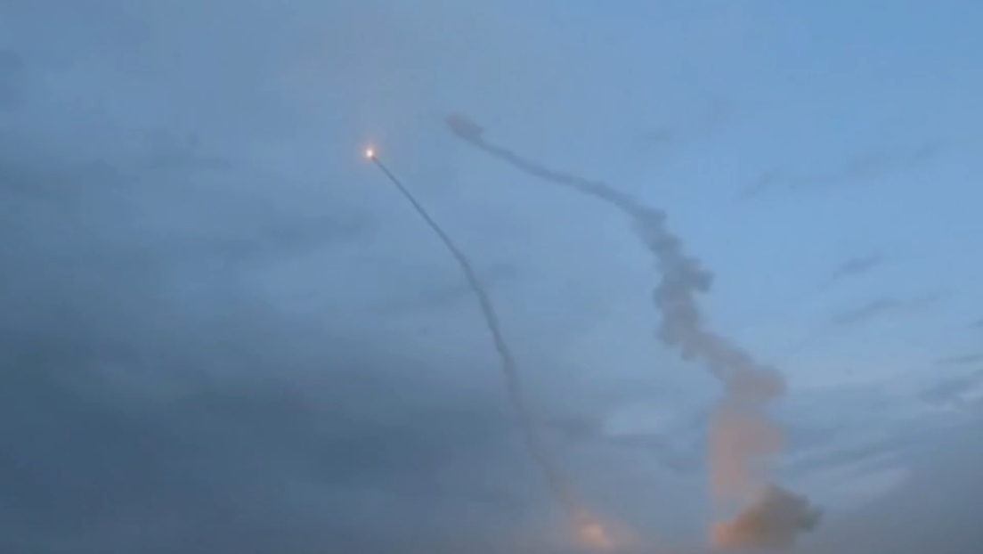 VIDEO: Irán lanza contundente ataque contra la industria pesada estadounidense en la región