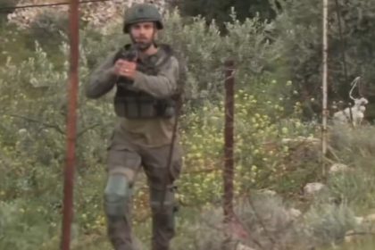 Soldados israelíes apuntan a equipo de CNN que graba su propia detención (VIDEO)