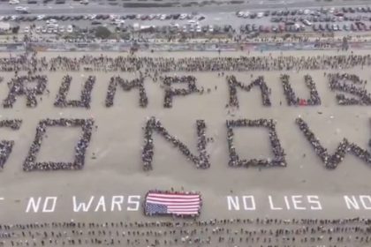 "¡DEBE LARGARSE YA!": Manifestantes coordinan un monumental mensaje para Trump