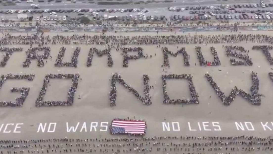"¡DEBE LARGARSE YA!": Manifestantes coordinan un monumental mensaje para Trump