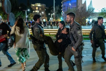 VIDEOS: Policía usa la fuerza para dispersar multitudinaria protesta contra la guerra en Tel Aviv