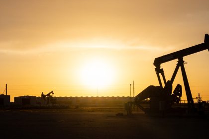 Precios del petróleo cierran con el mayor repunte mensual jamás visto, en plena escalada contra Irán