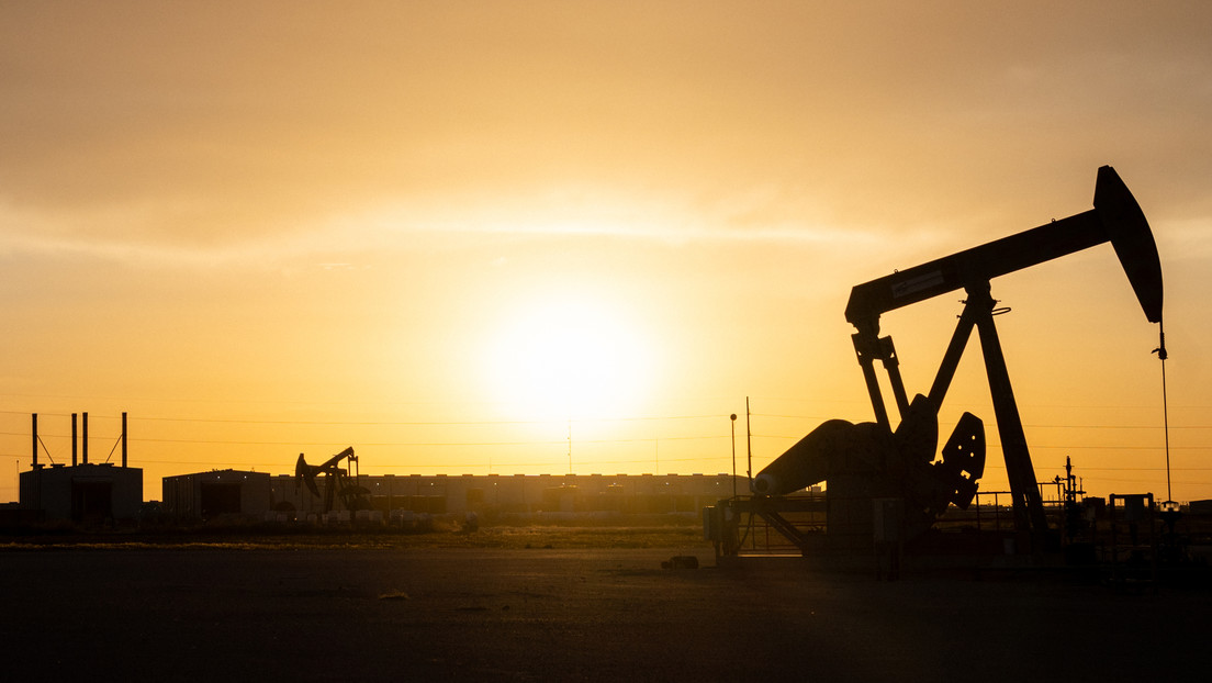 Precios del petróleo cierran con el mayor repunte mensual jamás visto, en plena escalada contra Irán