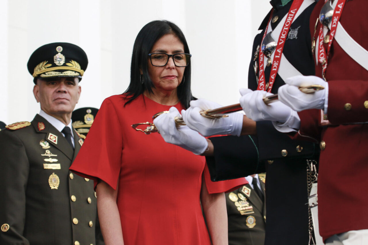 La Fuerza Armada venezolana reconoce a Delcy Rodríguez como comandante en jefe