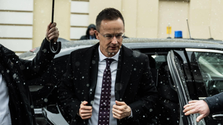 Hungría sospecha que Kiev transporta dinero de la "mafia militar" a través de su territorio