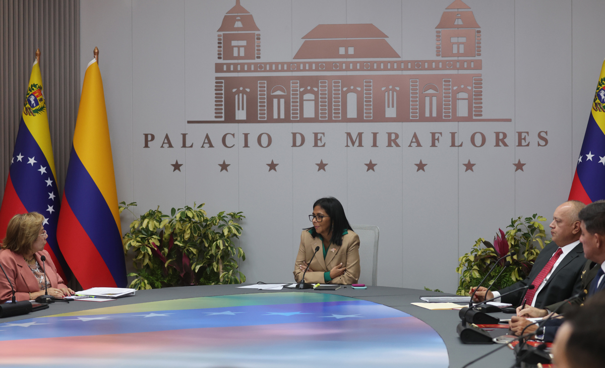 Delcy Rodríguez recibe a ministros de Colombia para abordar agenda de seguridad y energía