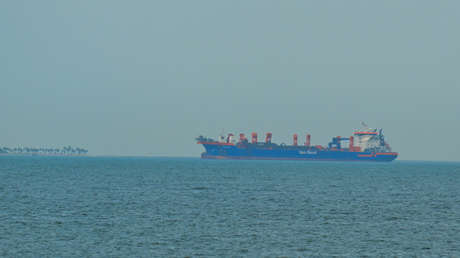 Declararse chinos ante los rastreadores: la táctica de barcos comerciales para pasar por el estrecho de Ormuz