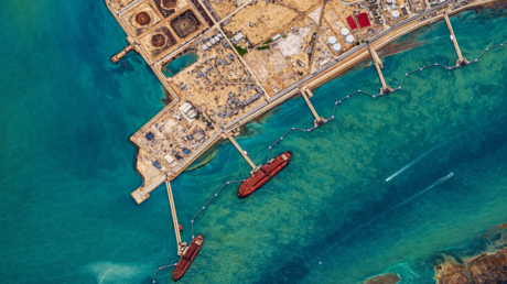 EE.UU. levanta las sanciones al petróleo iraní en plena guerra. ¿Por qué es tan insólito?