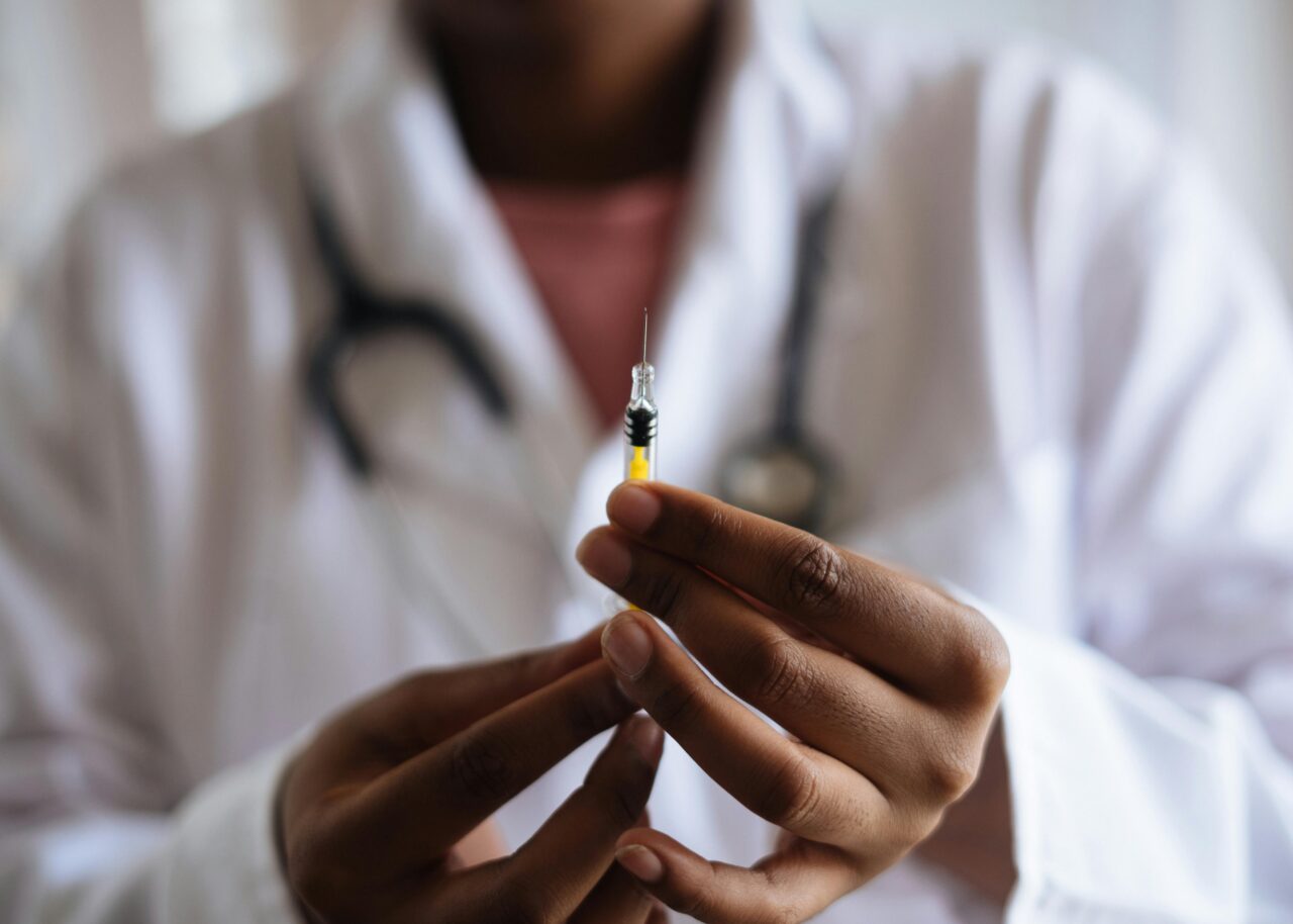 Gobierno dice estar adquiriendo dosis de vacunas para enfrentar brote de fiebre amarilla