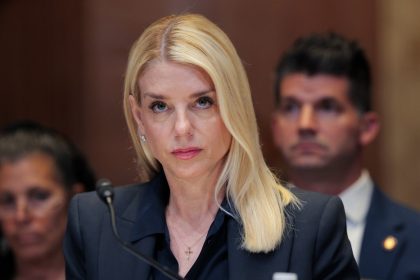 Pam Bondi se pronuncia tras ser destituida por Trump como fiscal general