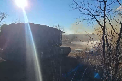 VIDEO: Tanque ruso reduce a escombros un puesto de control de drones ucraniano