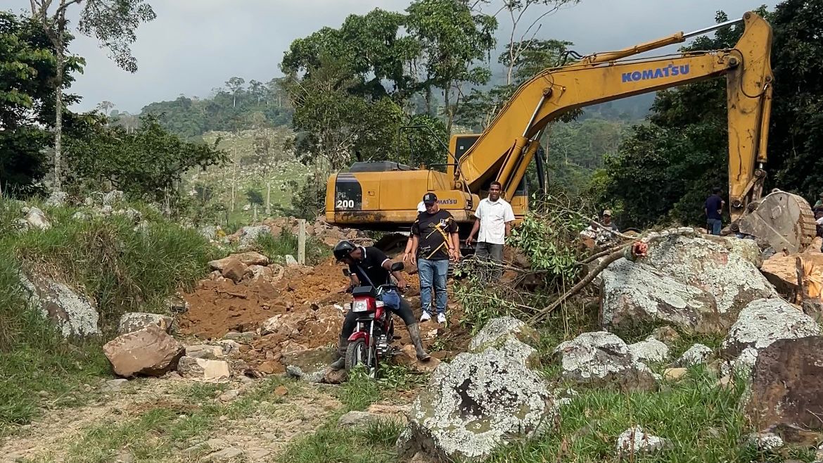 Maiquinaria pesada en Mata de Guineo, en Táchira, para retirar escombros luego de deslizamientos. Foto: Luzfrandy Conteras/El Nacional
