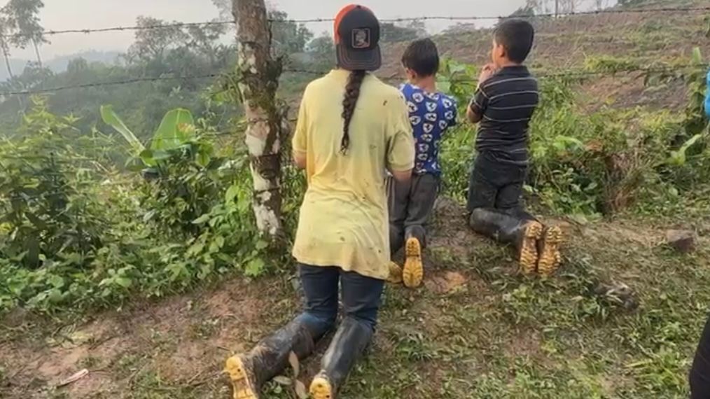 Mujeres y niños oran en Mata de Guineo luego de precipitaciones. Foto: Luzfrandy Contreras/El Nacional