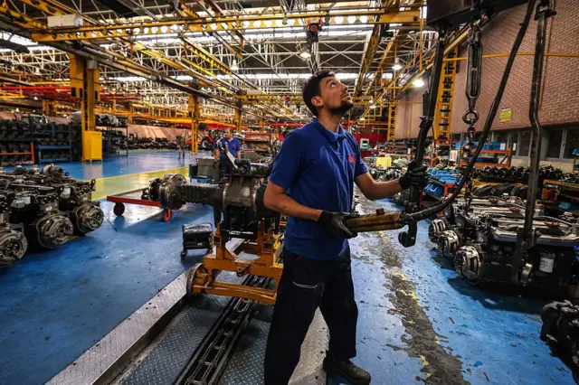 Trabajador de ensambladora de autos en Irán
