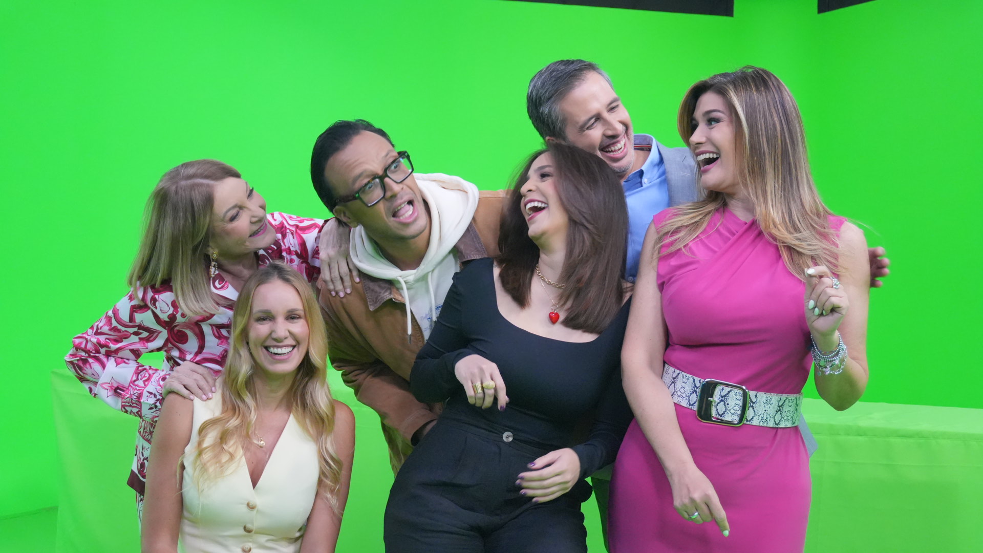 El staff de La Junta en una sesión de fotos para promocionar el programa. Foto: IVC