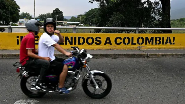 Dos hombres en una moto se desplazan en el paso fronterizo entre Colombia y Venezuela en Cúcuta. 