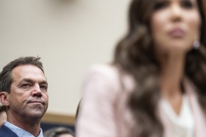 El primer comentario de Trump sobre el fetiche secreto del esposo de la exjefa de Seguridad Nacional