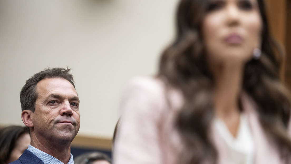 El primer comentario de Trump sobre el fetiche secreto del esposo de la exjefa de Seguridad Nacional