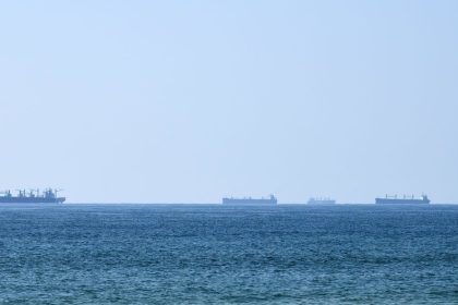 Líder del Parlamento iraní: El estrecho de Ormuz será reabierto, pero no para EE.UU.