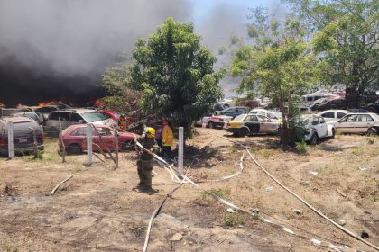 VIDEO: Voraz incendio consume 700 coches de un depósito en México
