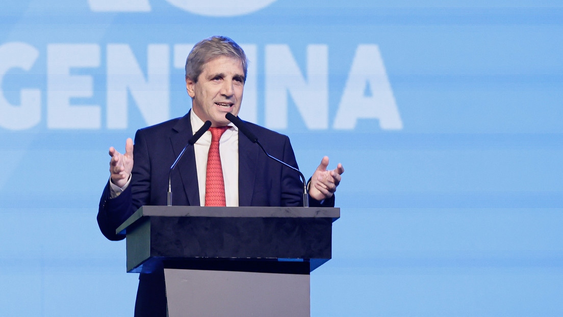 "Me dan ganas de cagarlos a patadas en el culo a todos": Explota el ministro de Economía argentino